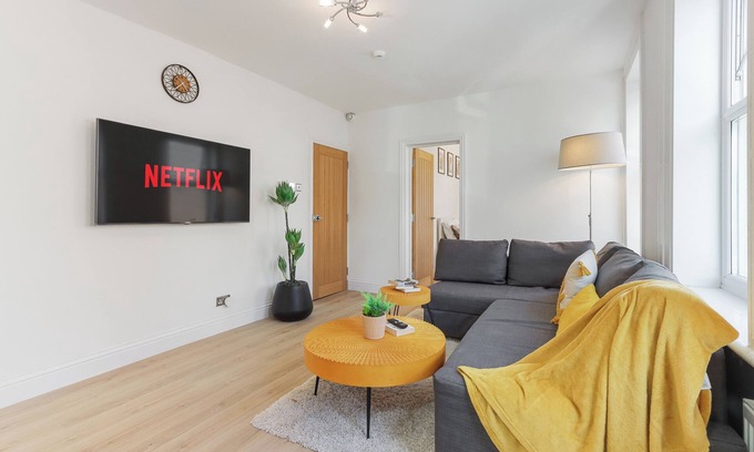 Tooting Apartment | LUX 1 Bed Flat next to Tooting Station - 20 mins to Central London
