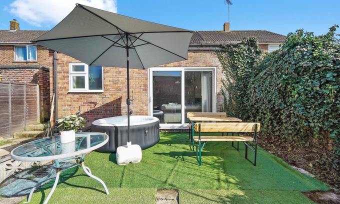 Canterbury House | Lux 4 Bed House | Drive Parking | Hot Tub