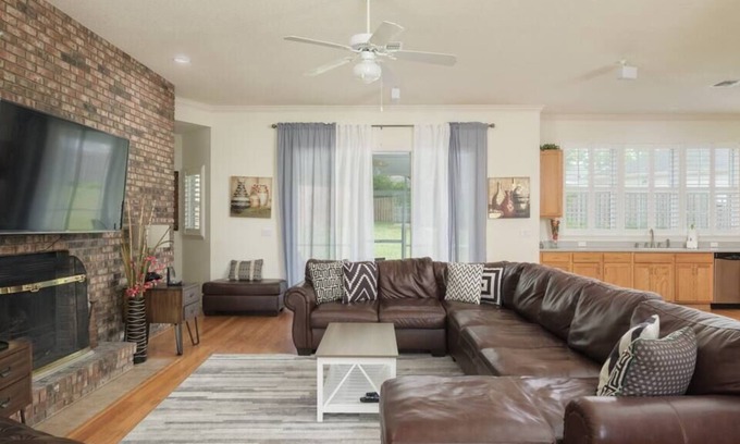 Alachua House | Lux 4BR Private Home W/ Shared Pool-Daily Cleaning - G03