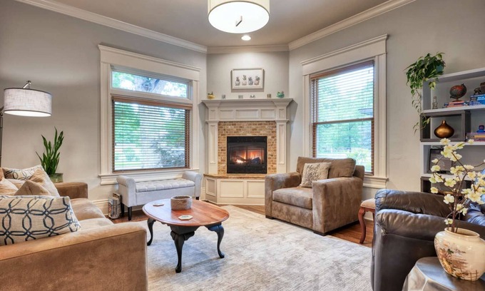 North End House | ⭐️Lux 5 Star Retreat Amidst Trees: Walk 5 Blocks to Hyde Park + Indulge in Clawfoot Tub + Vast Space