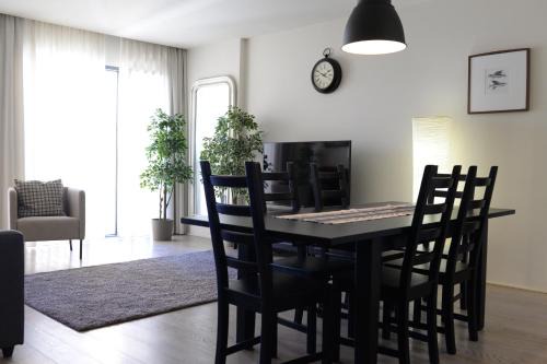 Sao Sebastiao da Pedreira Apartment | Lux Apartment with Pool and Garage