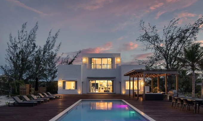William's Town Villa | Lux Beachfront Villa, 16 ppl, Chef, Boat tours and Massage!