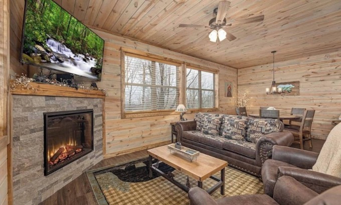Gatlinburg - Pigeon Forge Cabin | Lux Cabin | Smoky Mtn View, Dog Friendly, Hot Tub!