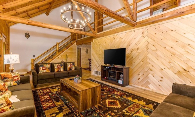 Logan Cabin | Lux cabin w/Hot Tub~ Movie Theater~ Fire Pit ~EV