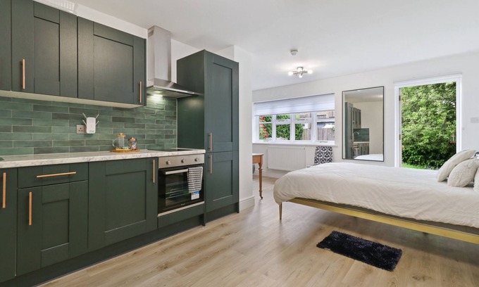 Brownswood Apartment | Lux Garden Studio flat