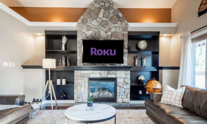 South Lethbridge House | Lux Haven | Sleeps 8 | AC, Balcony | Close to YQL