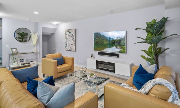 Calgary House | Lux Home Min to Airport - King Bd - 8 Guests - Private Garage