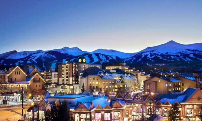 The Highlands House | LUX MANSION W/PANORAMIC VIEWS, CC SKI/GOLF @ DOORSTEP, OFFICE, SAUNA/STEAMROOM.