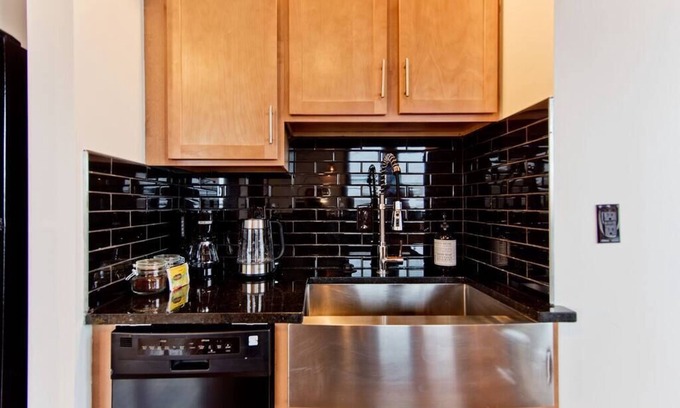 Midtown Apartment | 💖 Lux Midtown Penthouse w/ Rooftop Deck ⚡Internet