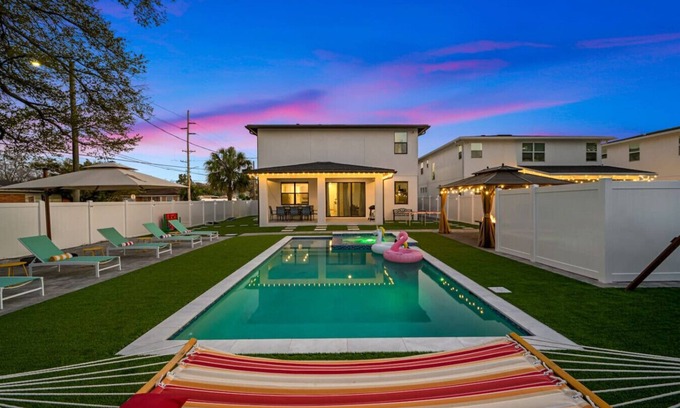 Tampa House | Lux Modern Chateau w/Pool, Jacuzzi & Amenities!