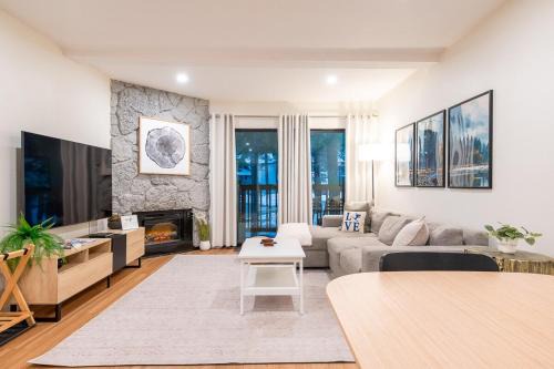 Mammoth Lakes Apartment | Lux Retreat, Covered Parking, Walk to Golf
