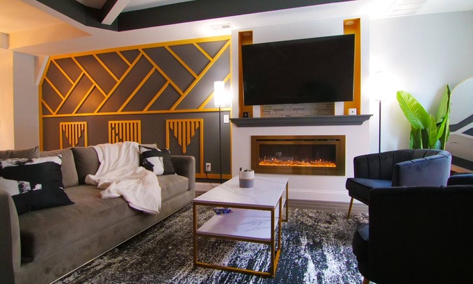 Highlandtown House | Lux Stay near Patterson Park, John Hopkins, & Stadiums! Family & Pet-Friendly.