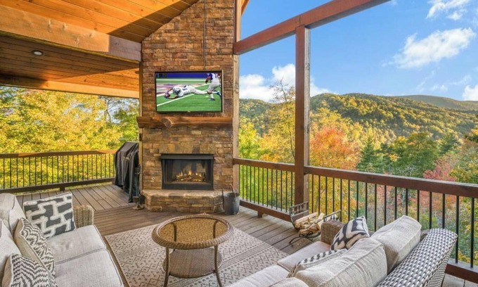 Cherry Log Cabin | Lux&Views-Movie Room-Game Room-Hot Tub-Hiking Trls