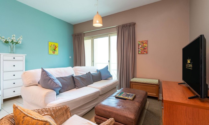 Dubai Apartment | ★Luxe 1BD Apt/Sleeps 4/Parking/Pool/Gym/★