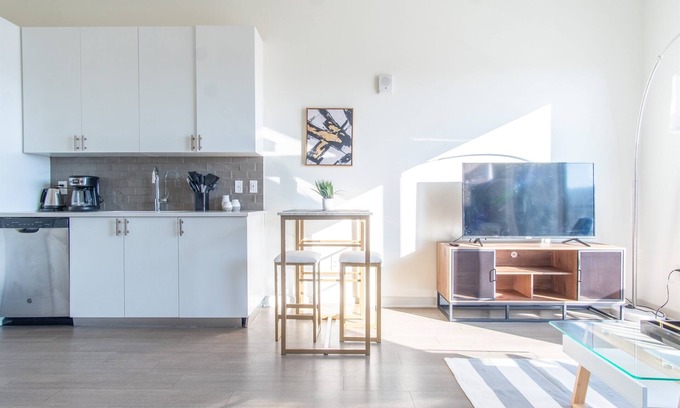 Butchertown Apartment | Luxe 1BR King *Free Garage Parking* | Pool + Gym B