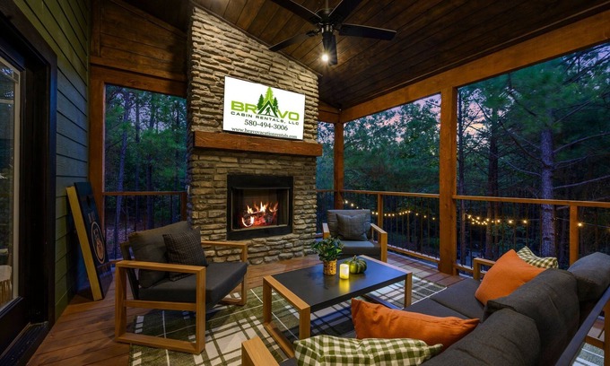 Broken Bow Cabin | Luxe 2 Bedroom W/Shuffleboard & Hot Tub & Convient Location
