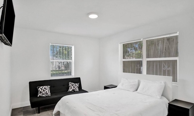 Riviera Beach Apartment | Luxe 2br/1bath, Palm Beach, W/ free parking, outdoor living area and Trampoline!