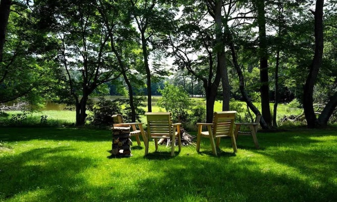 Locustville Cottage | Luxe 2BR Cabin with Deck and Creek View - Working Farm