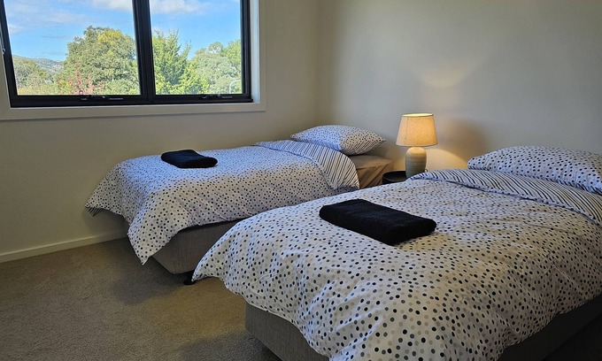 Gowrie House | LUXE 3 bedroom 2 1/2 bath Townhouse, Parking, WIFI, Garage, Outdoor area