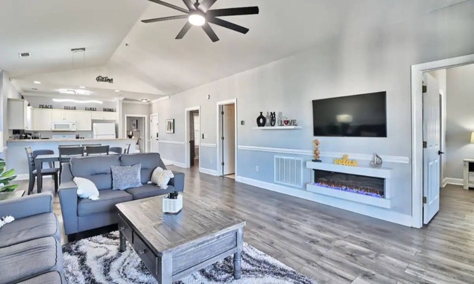 Central Myrtle Beach Condo | Luxe 3BR Golf Villa Pet-Friendly 5 Mins to Beach Sleeps 8