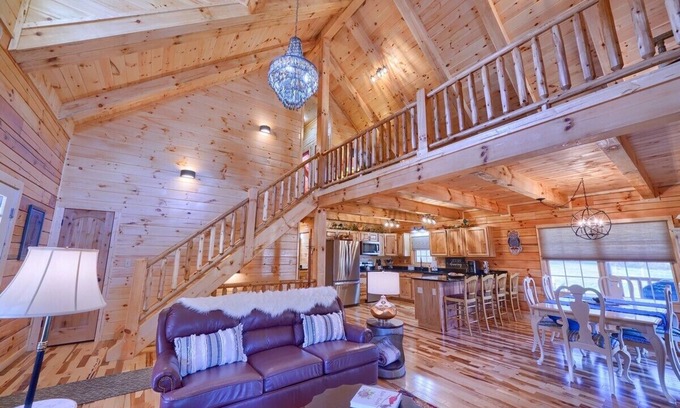 Carbon Hill Cabin | Luxe 5-bedroom Lodge - Seasonal Pool - Hot Tub - Firebrick Oven