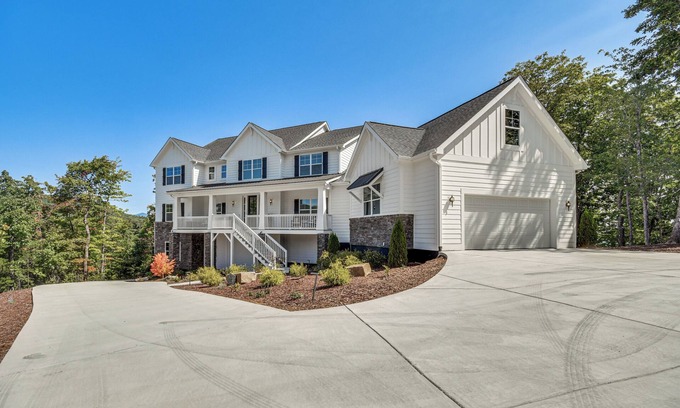 Black Mountain House | Luxe Black Mountain Manor on 15 Acres!