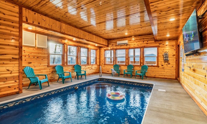 Pigeon Forge Cabin | Luxe Cabin | Pool | Theatre & Games