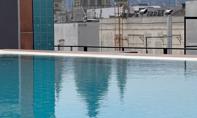 Terezvaros Apartment | Luxe CENTRAL Studio with POOL, GARAGE & AC