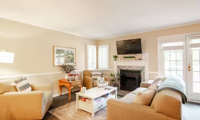 Norwich Condo | Luxe Condo in Norwich Less Than 3 Minutes From Mohegan Sun