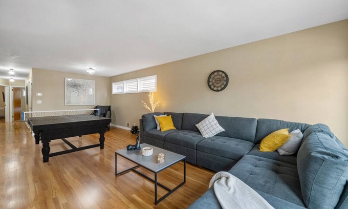 Bayonne House | Luxe Duplex Near NYC | Sleeps 27 | 20 Min to NYC