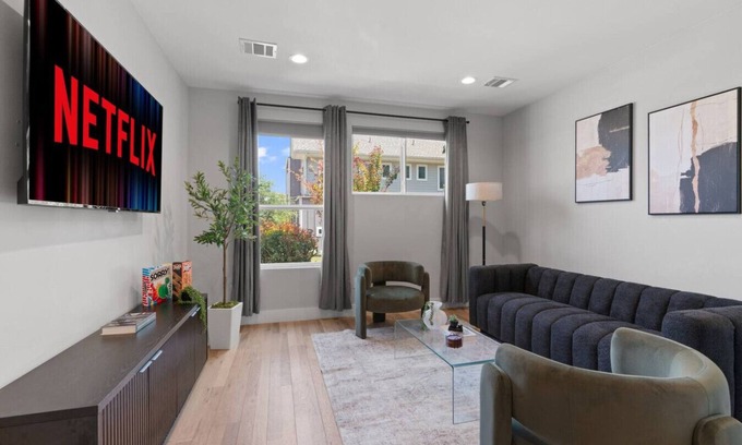 University Hills and Windsor Park House | Luxe Home! Sleeps 12+! Great for ACl, F1, + More!