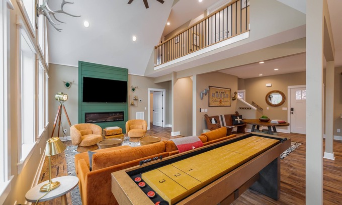 Massanutten House | Luxe Lodge Designer Decorated Sleeps 16 Hot Tub Decks w/ Slope views