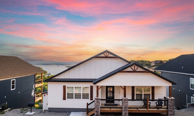 Indian Point Cabin | Luxe Lodge, HotTub, Theater & Lake View, SDC 3 min