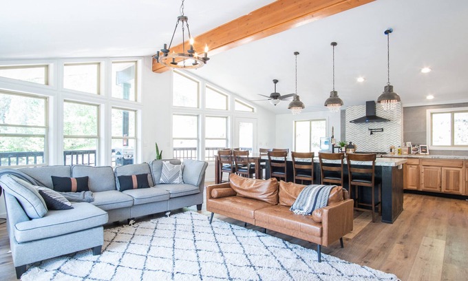 Lava Hot Springs Cabin | Luxe Lodge Noir 15 minutes to downtown Lava!