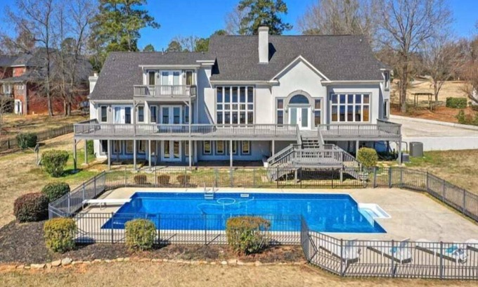 Evans House | LUXE: Mansion w/PVT lake and pool