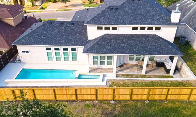 Calallen House | Luxe Mansion w Yard, BBQ, Pool Table!