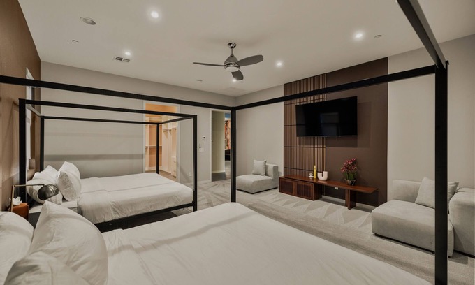 Enterprise House | Luxe Modern Cozy Mansion, 5bd salt water Pool&Spa,outdoor kitchen, sport court!