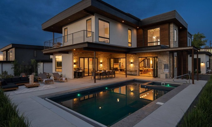 Applewood Villages House | Luxe | Pool | Sauna | Projector