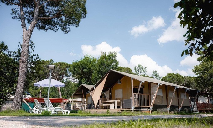 Tuoro sul Trasimeno Ski Chalet | Luxe Sanitary XL 6 Pers Villatent at Family Campsite Punta Navaccia near lake