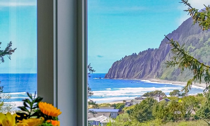 Manzanita House | Luxe townhome with amazing ocean & mountain views - walk to beach & downtown