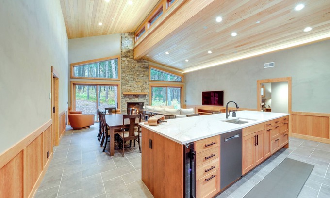 Mazama House | Luxe Valley Home w/Sauna & Hot Tub Near Mazama