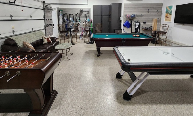 Sunriver House | LuxeHome A/C PoolTable AirHockey XBox Pacman EVChrg HotTub Bikes SHARC 1DogOK