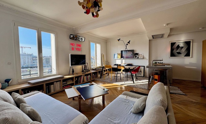 Quartier de la Porte-Saint-Denis Apartment | Luxueux Appartement Parisien Rénové Avec vue Époustouflante sur Montmartre