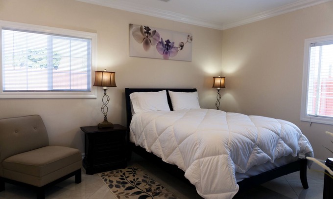 East Palo Alto House | Luxurious 1 Bed 1 Bath - Living Room & Kitchenette. 600sqft.