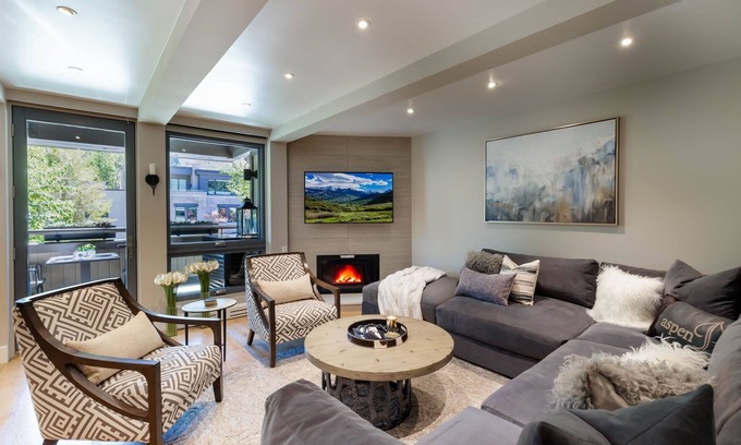 Aspen Condo | Luxurious 2-Bed 2-bath with Breathtaking Views & A/C!