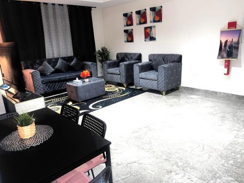 Al Satwa Apartment | Luxurious 2 bedroom Apartment in Trade Center
