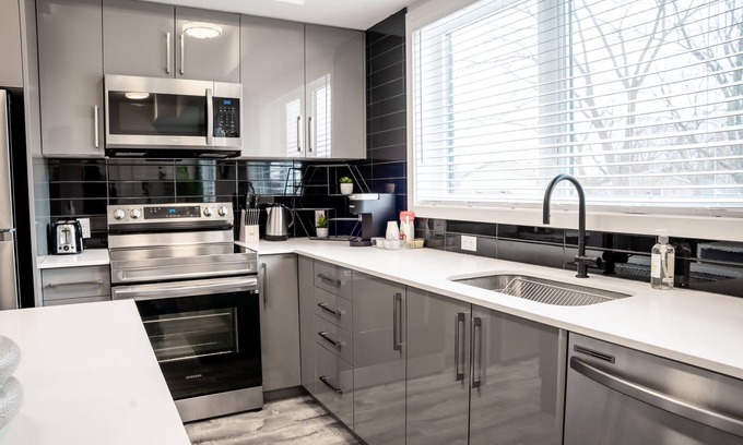 Niagara Falls Condo | luxurious 2 queen BDR, 2 BR condo within minutes to the falls. ❤️❤️