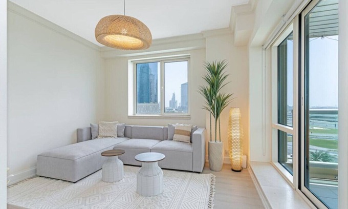 Dubai Apartment | Luxurious 2BR in Dubai Marina & Pool and Balcony