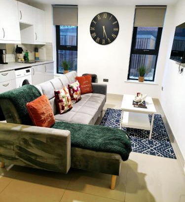 Leeds Apartment | Luxurious 3 bed Ensuites & kitchenettes Nr LGI Hospital & Uni - Free 5G WIFI & Netflix Short Stays - Contractors Free Parking