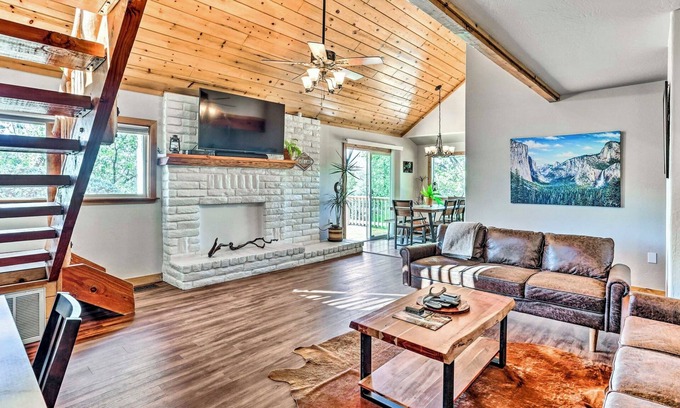 Oakhurst House | Luxurious 4-bedroom house with king beds/AC in Oakhurst one mile from Bass Lake